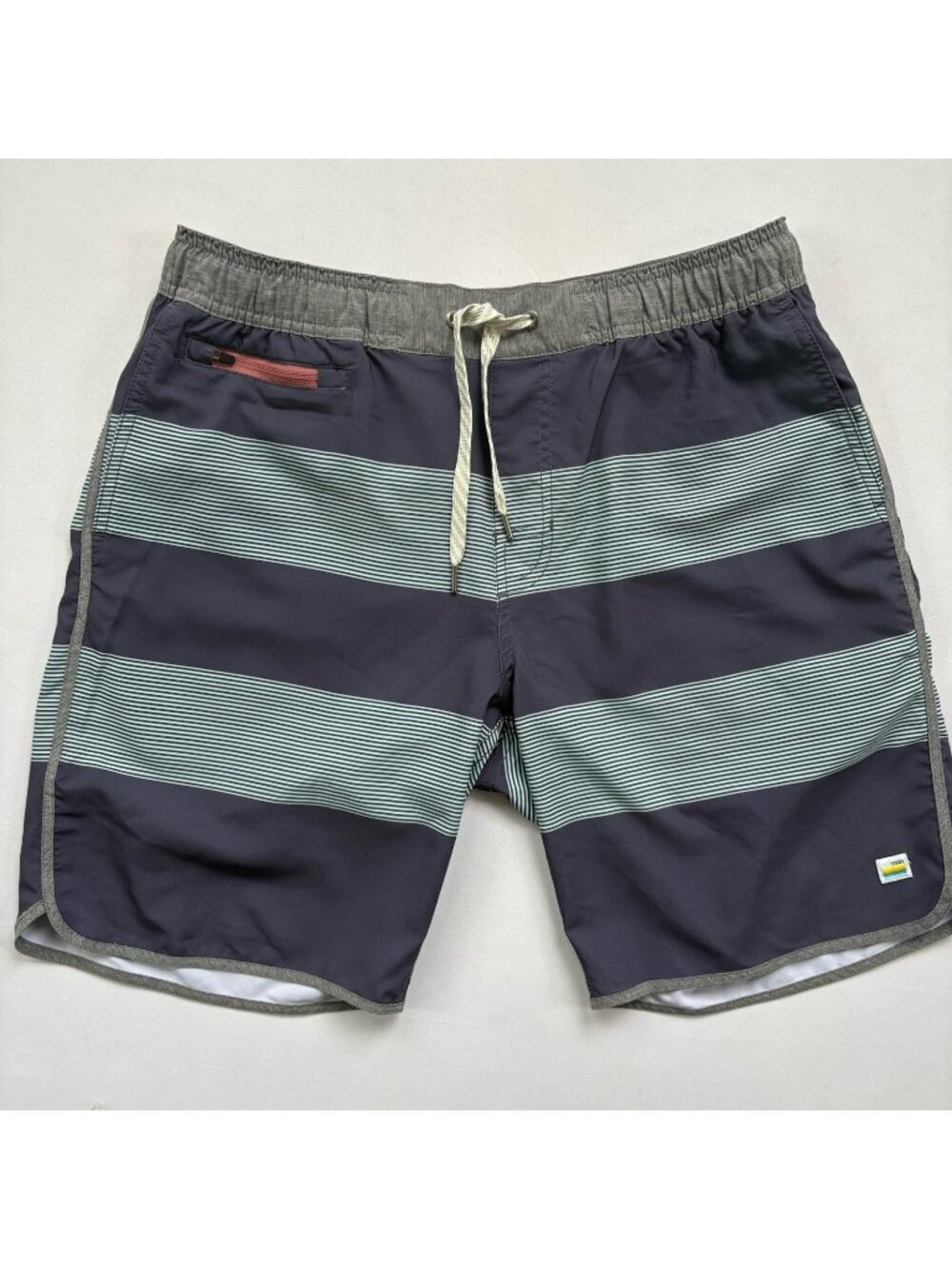 Vuori Men’s Medium Banks Shorts Blue Gray Stripe Lightweight Stretch Pockets